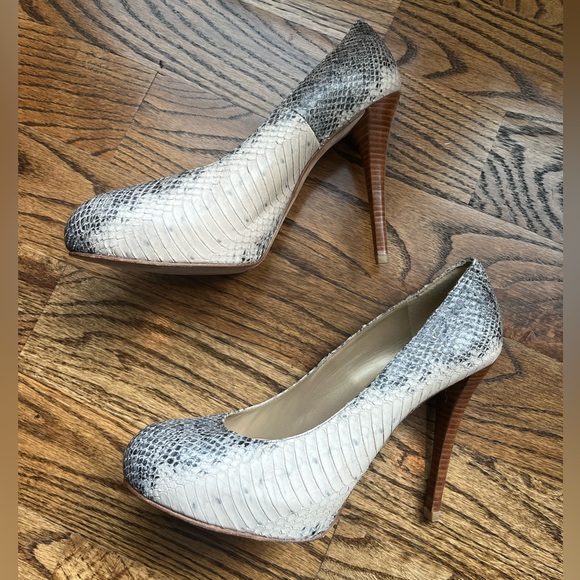 Amazing Condition Stuart Weitzman Snakeskin Heels SZ 9 - Picture 12 of 15
